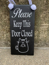 Load image into Gallery viewer, Entry door sign that reminds guest to keep door closed when entering.