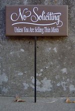 Load image into Gallery viewer, No Soliciting Sign Unless You Are Selling Thin Mints Wood Vinyl Sign Home Yard Stake Sign Garden Decor Home Decor Sign Do Not Knock Disturb - Heartfelt Giver