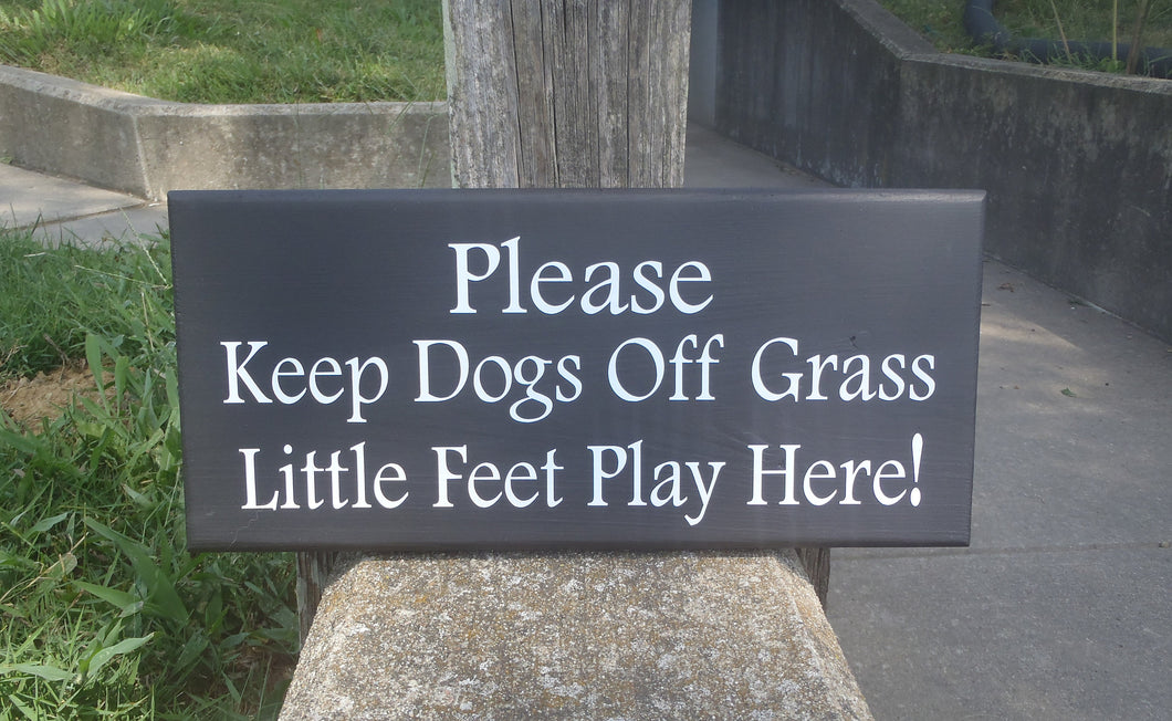 Please Keep Dogs Off Grass Little Feet Play Here Wood Vinyl Sign Front Outdoor Yard Sign Backyard Decor Personalized Exterior Signs For Home - Heartfelt Giver