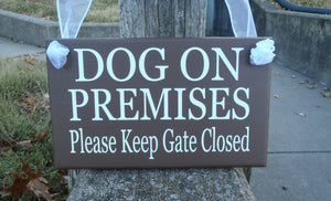 Dog Please Keep Gate Closed Wood Vinyl Gate Signage - Heartfelt Giver