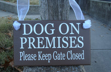 Load image into Gallery viewer, Dog Please Keep Gate Closed Wood Vinyl Gate Signage - Heartfelt Giver