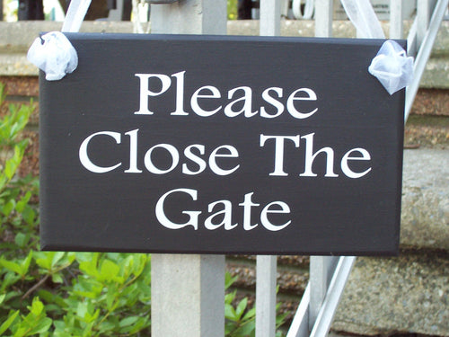 Please Close The Gate Sign Wood Vinyl Children At Play Dogs At Play New Home Gifts Housewarming Outdoor Sign Outdoor Decor Yard Sign House - Heartfelt Giver