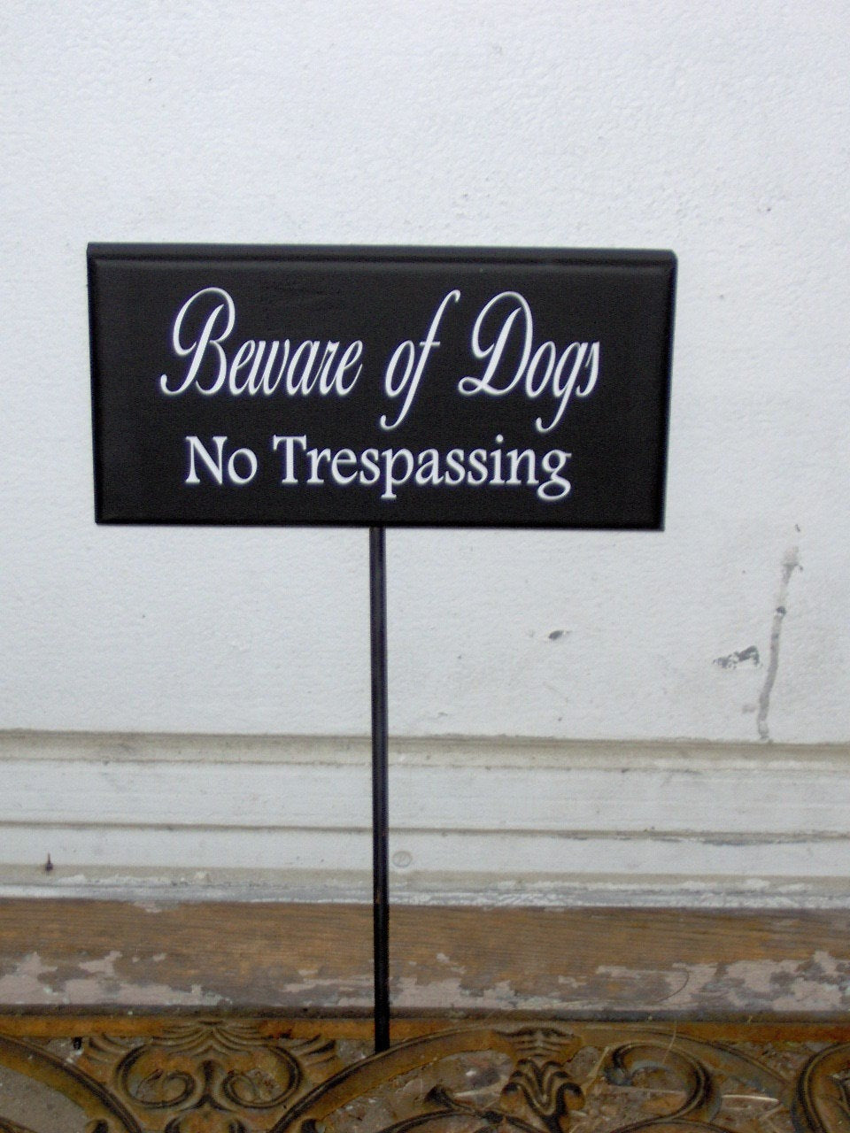 Beware Of Dogs No Trespassing Wood Vinyl Yard Stake Sign Home Yard Sign Yard Decor Porch Sign Garden Security Pet Supplies Guard Dog Sign - Heartfelt Giver