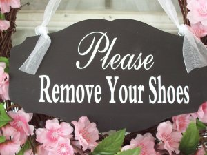 Entry Door Plaque Please Remove Shoes Wooden Sign - Heartfelt Giver
