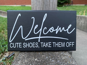 Entry welcome sign that asks guests to take off their shoes.